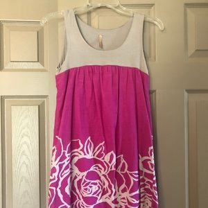 Casual dress. Above the knee.